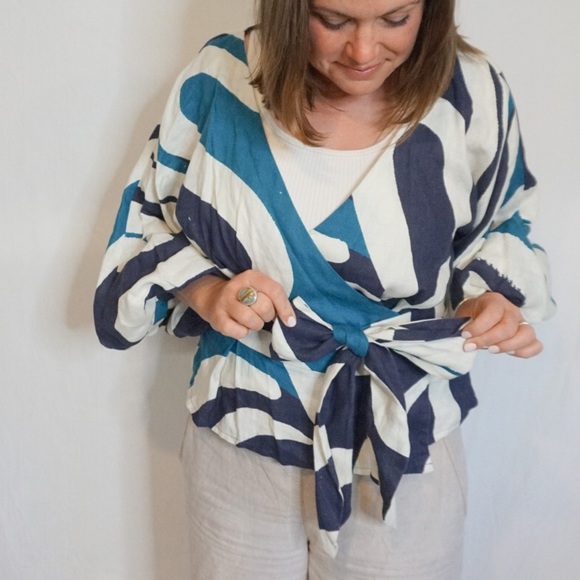 Stunning 100% linen new with tag Cala De La Cruz Mayu wrap top size large - Picture 5 of 16